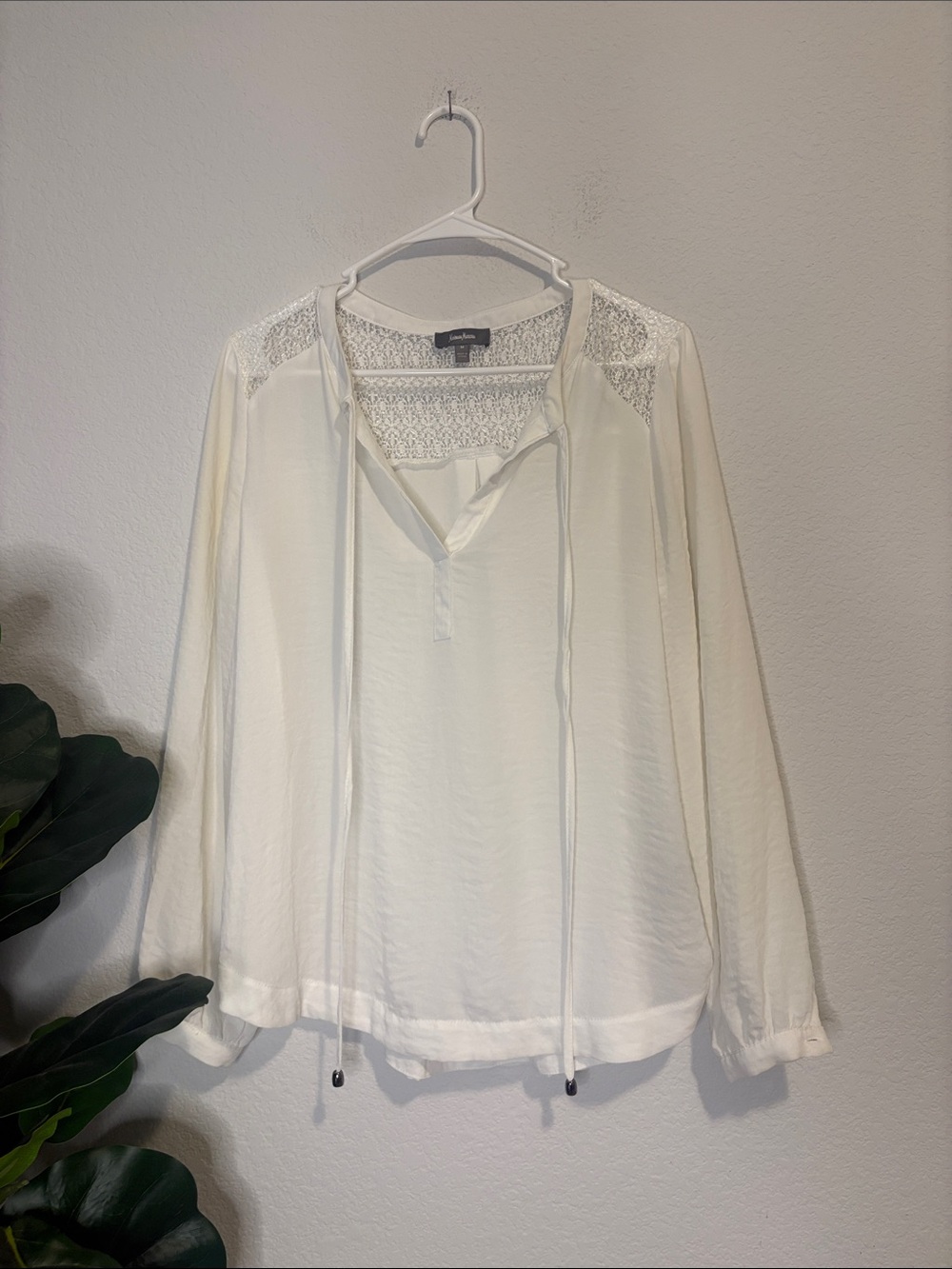 Neiman Marcus off White Crochet-Back peasant Top long sleeves medium